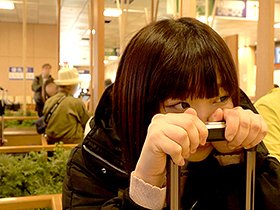 「気持ちいいと、泣いちゃう私って変ですか？」天然記念物級の超恥ずかしがり屋のペチャパイろりんこ保育士さん、涙のAVデビュー　サンプル画像02